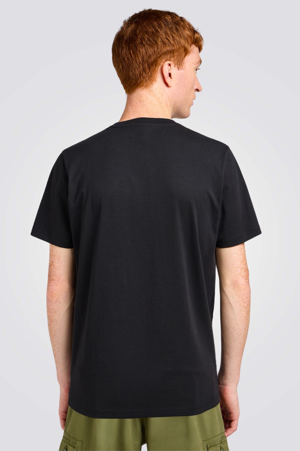 טישירט בצבע שחור עם לוגו 