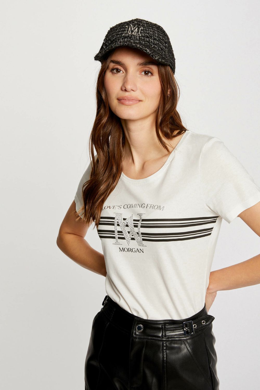 חולצת טי עם שרוולים קצרים בצבע לבן