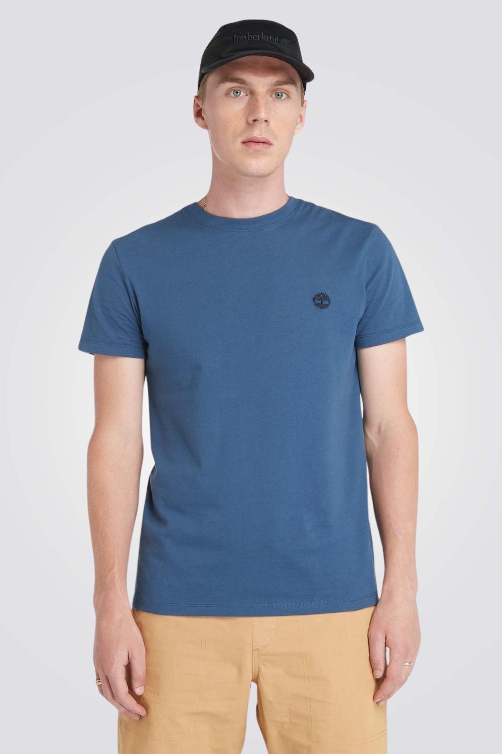 טישירט בצבע כחול כהה