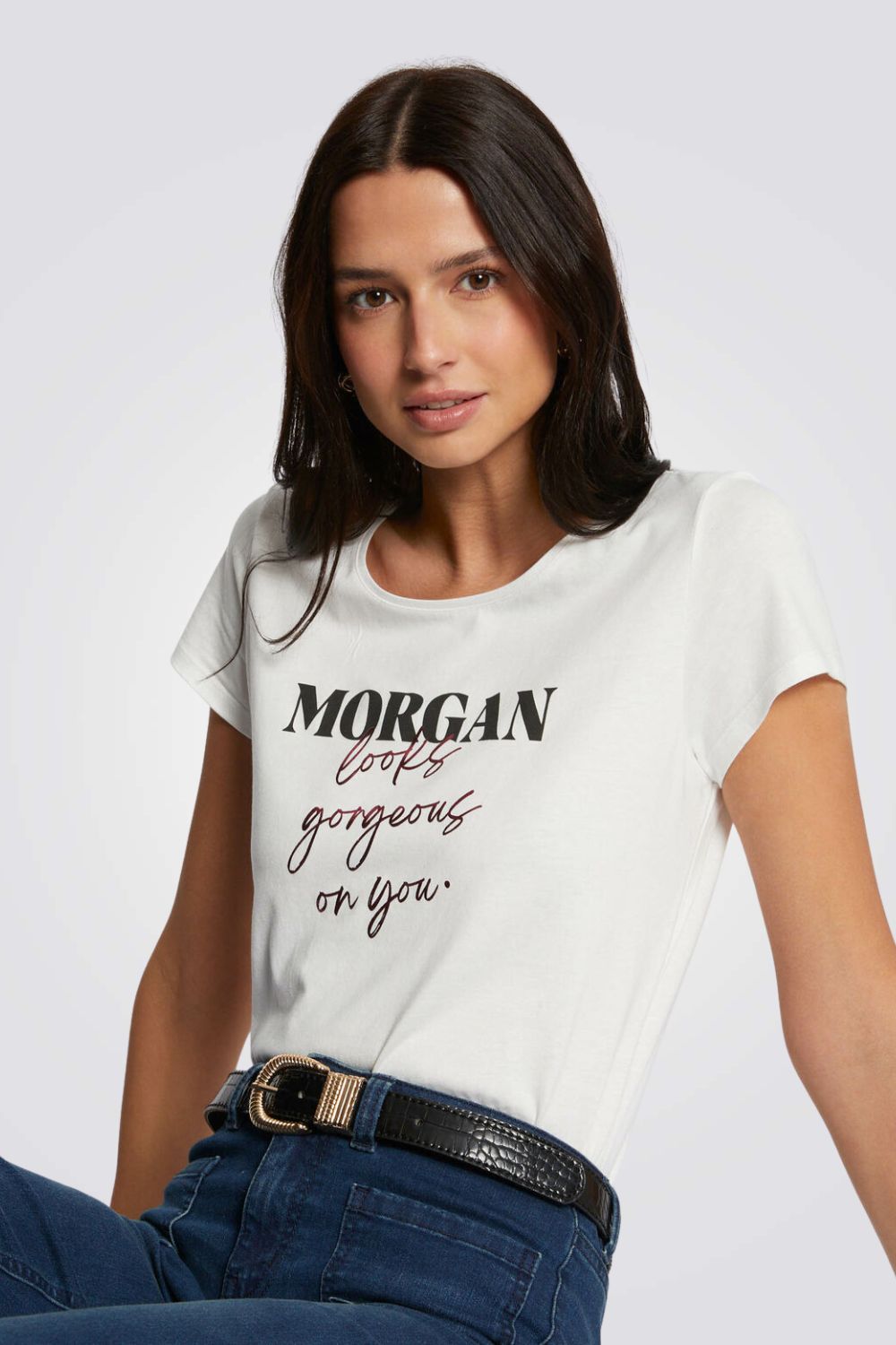 חולצת טי עם שרוולים קצרים והדפס בצבע לבן