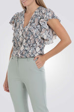 חולצה עם הדפס אבסטרקטי