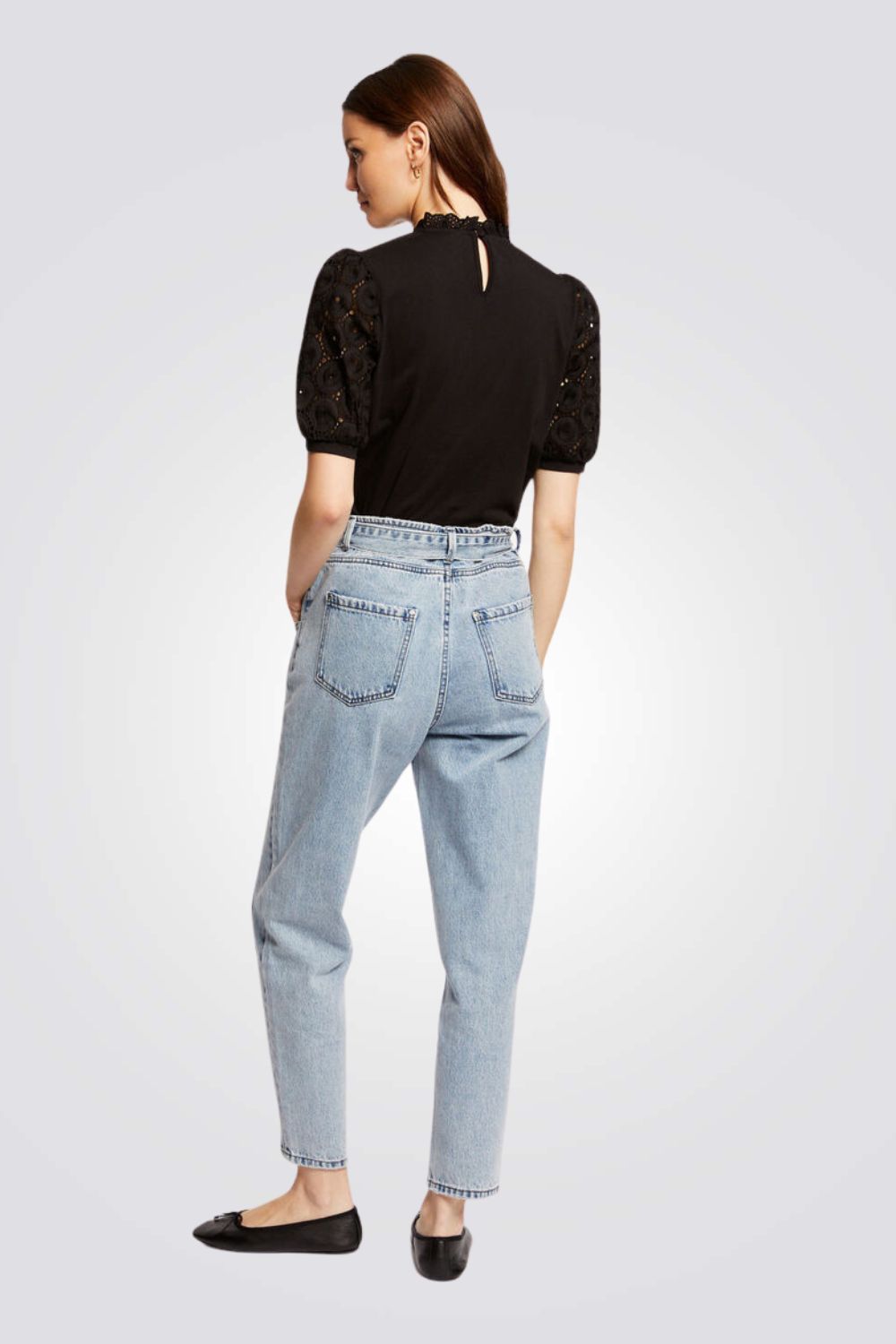 חולצה תחרה עם שרוולים קצרים