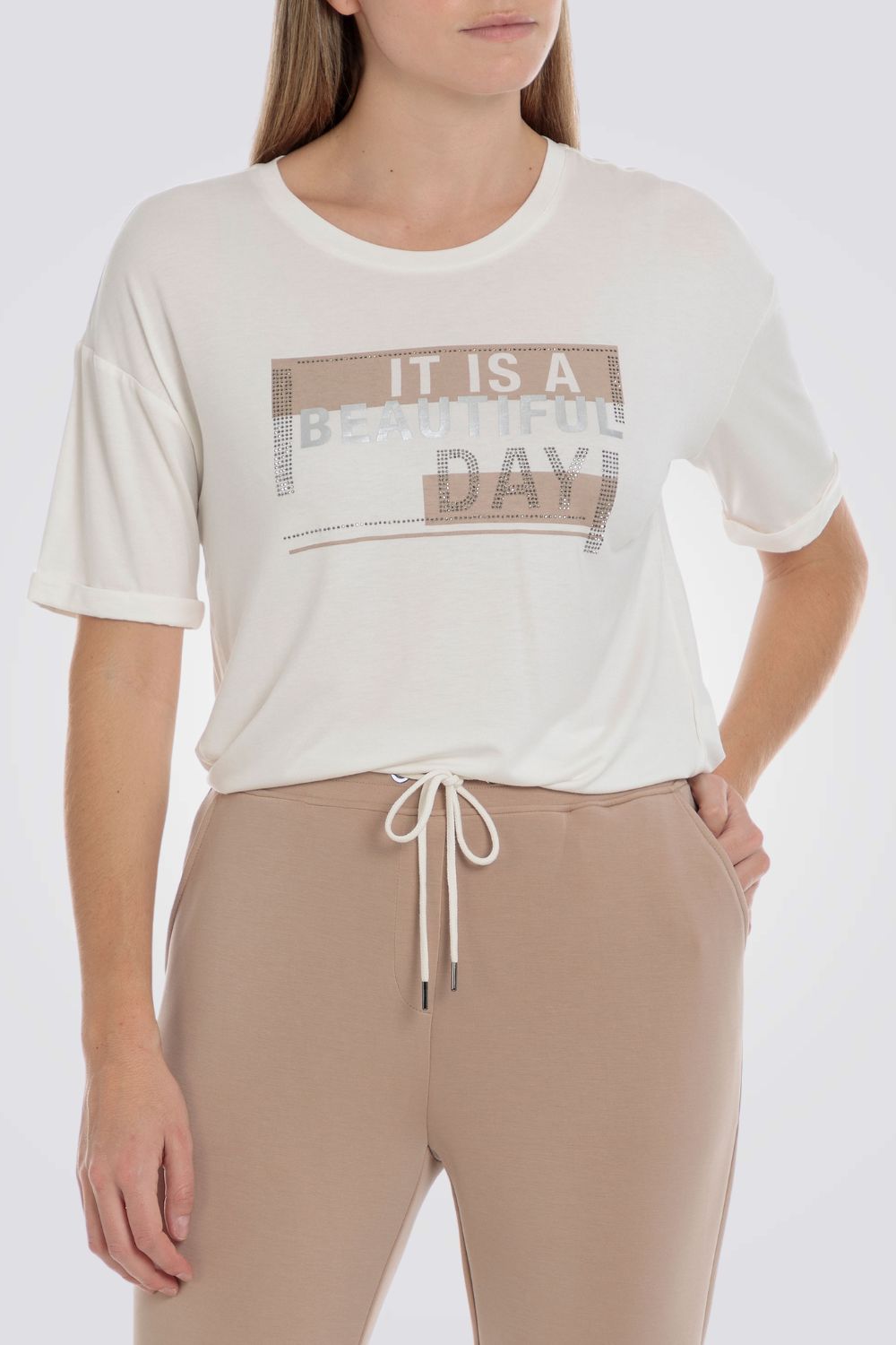 חולצת טי עם שרוולים קצרים בצבע לבן ובז'