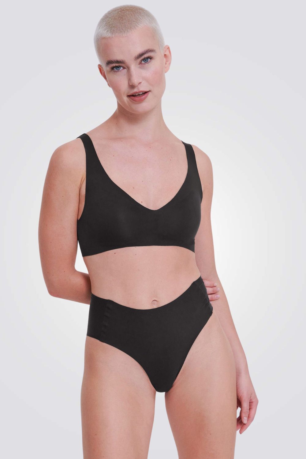 חזיה ZERO Feel Bralette בצבע שחור