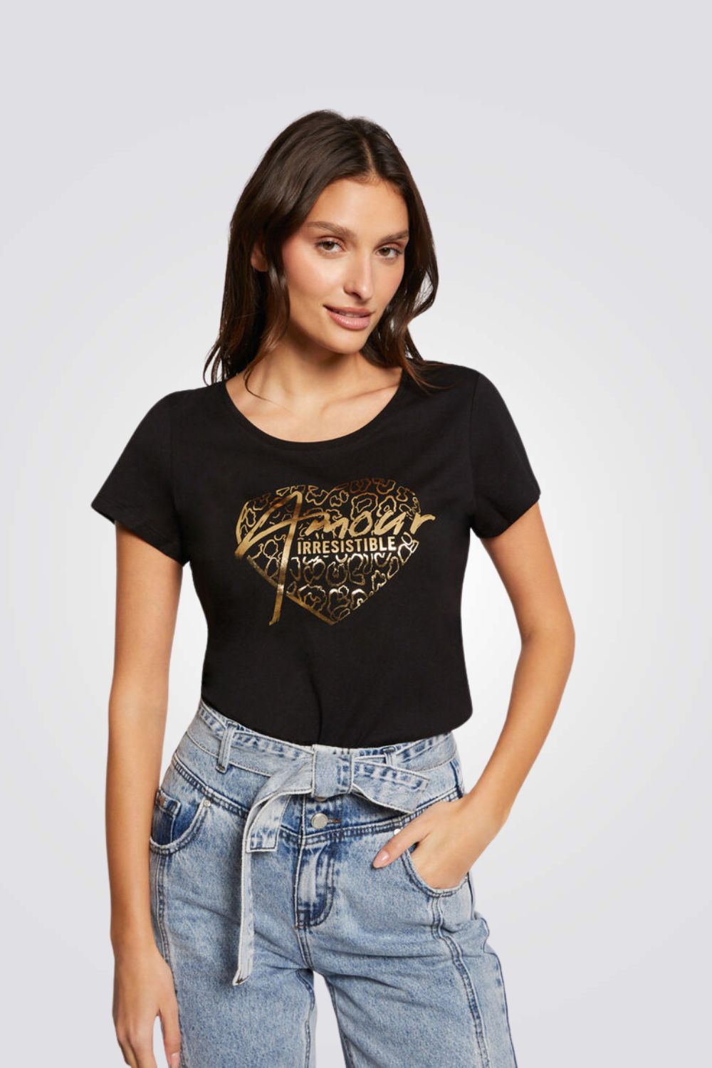 חולצה בצבע שחור עם הדפס לב זהב