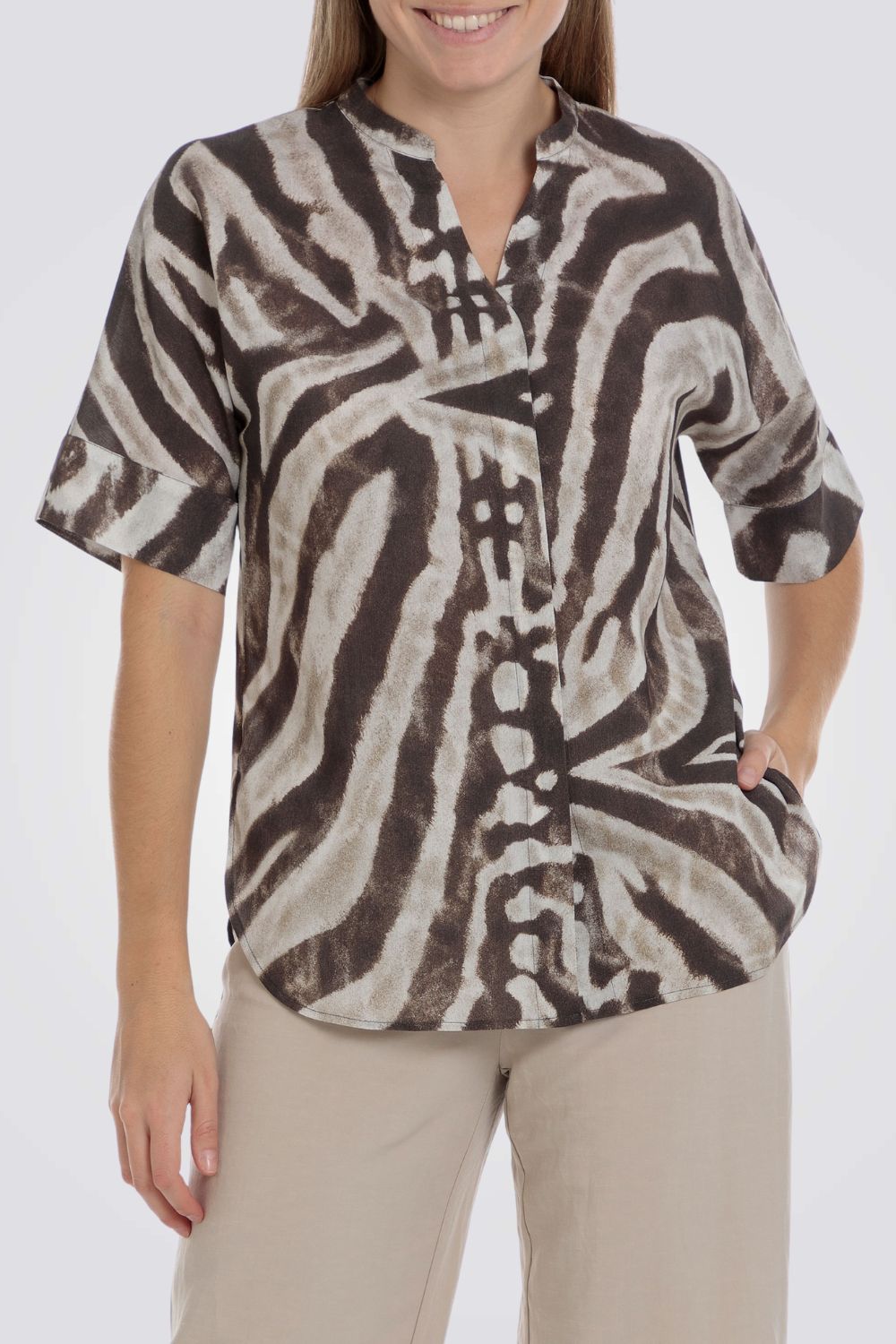 מכופתרת קצרה עם הדפס