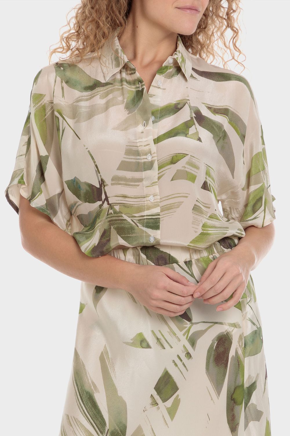 מכופתרת עם הדפס ירוק