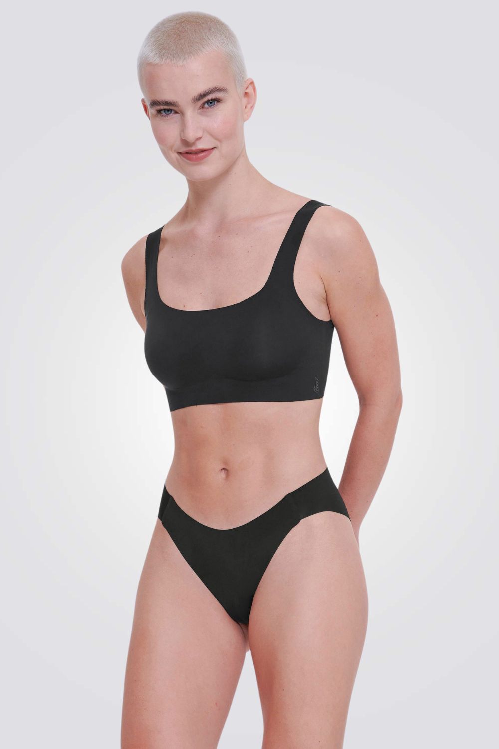 חזיה ZERO Feel Bralette צווארון עגול בצבע שחור