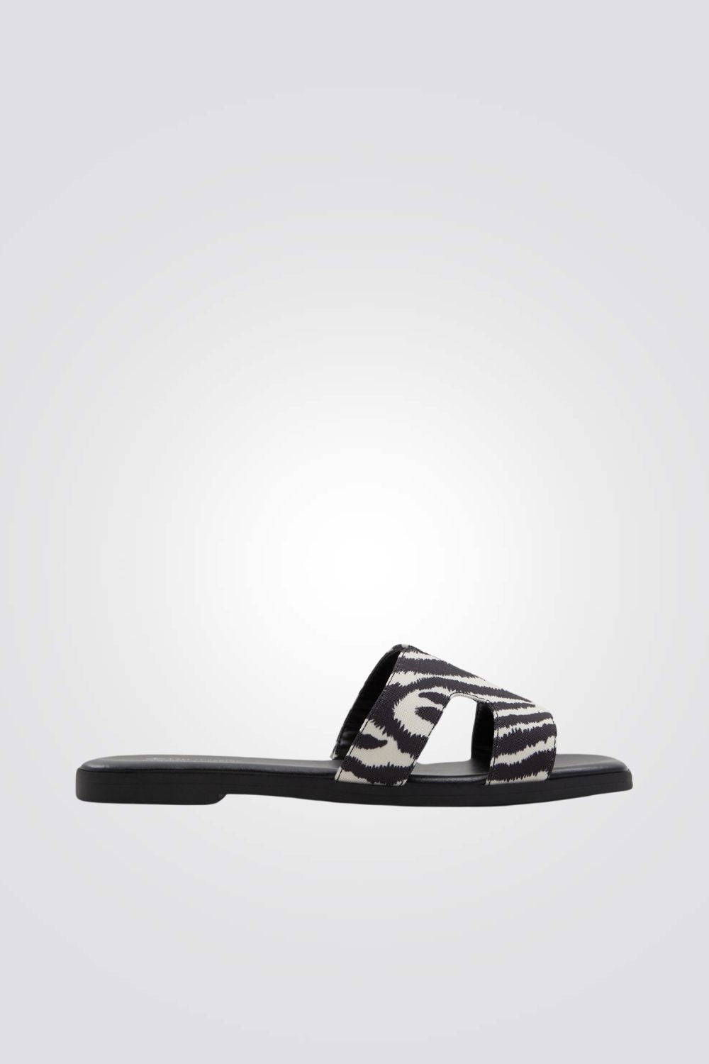 כפכף רצועות בצבע שחור לבן