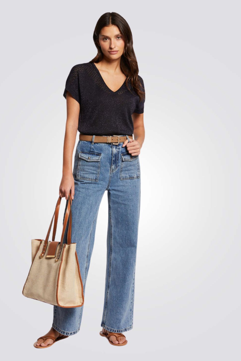 חולצה עם פתחים דקורטיבים