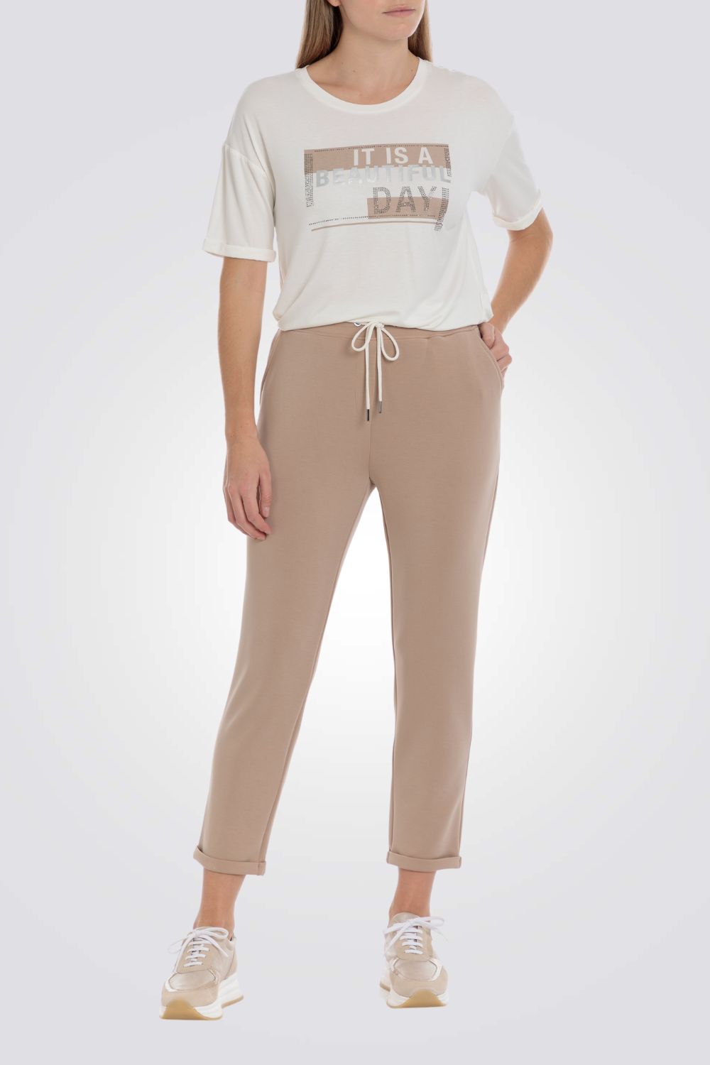 חולצת טי עם שרוולים קצרים בצבע לבן ובז'