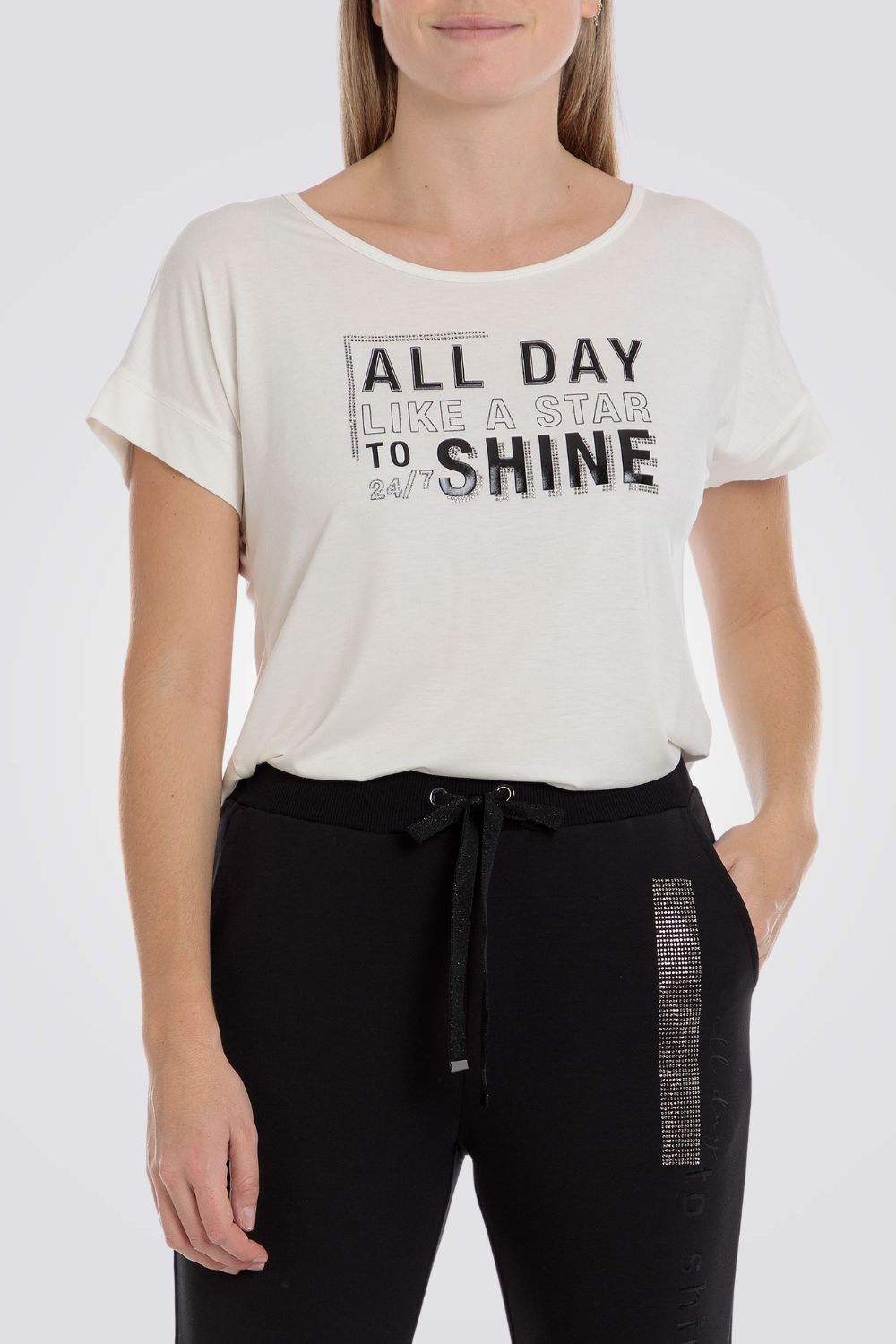 חולצת טי עם שרוולים קצרים בצבע לבן ושחור