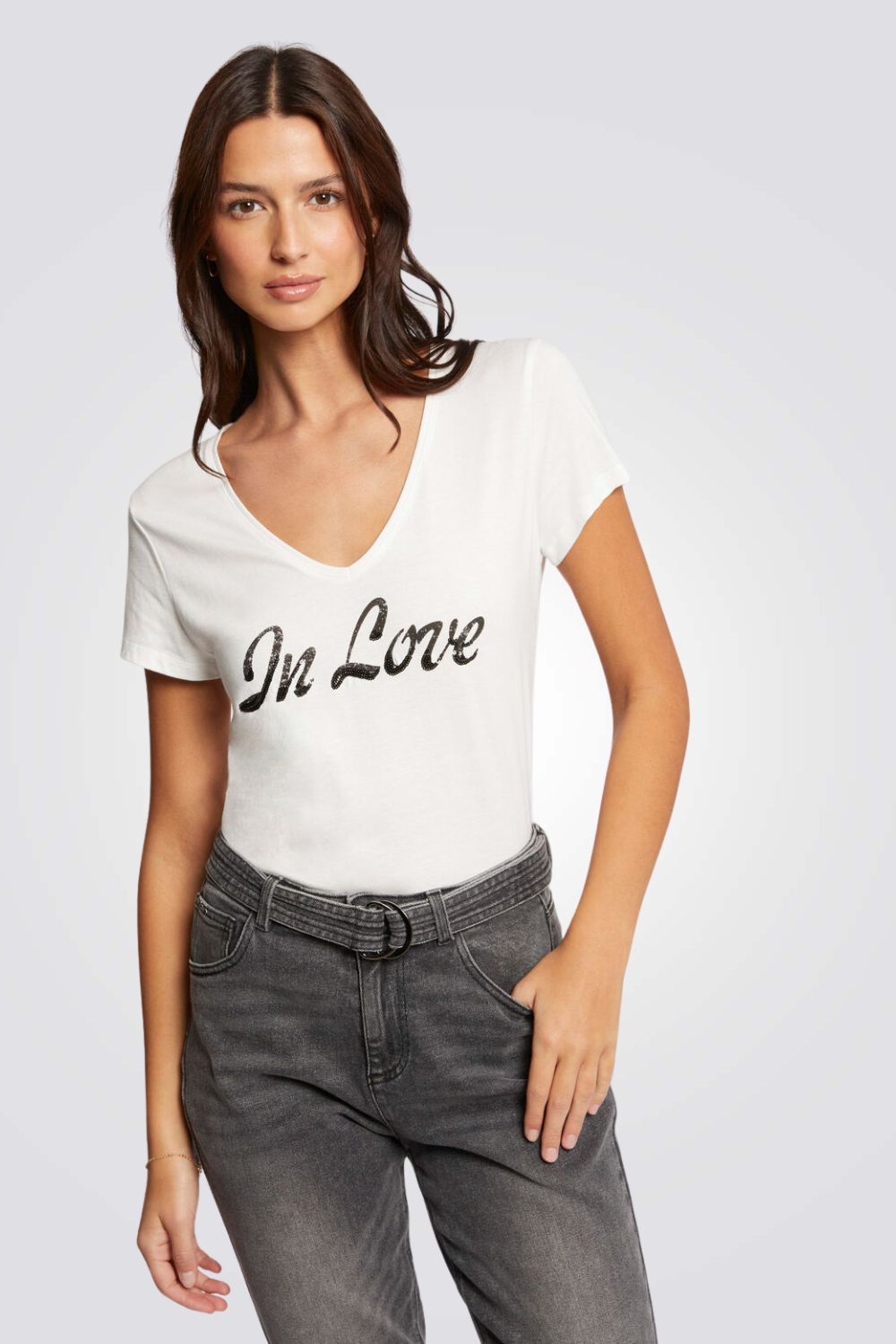 חולצה עם הדפס בצבע לבן