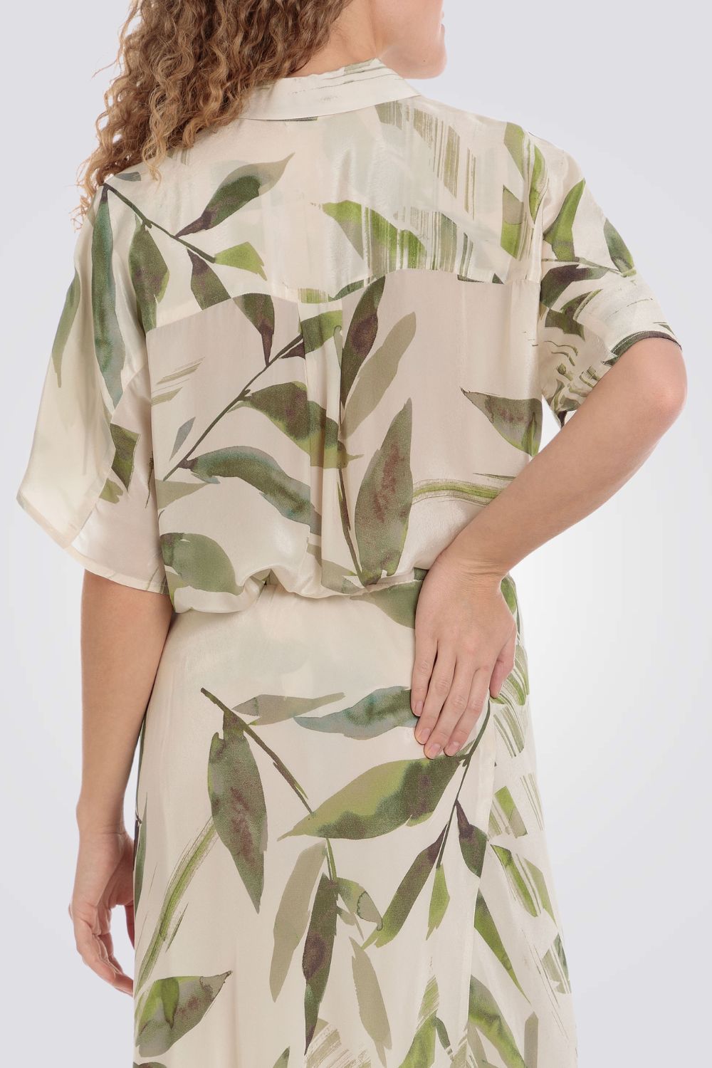 מכופתרת עם הדפס ירוק