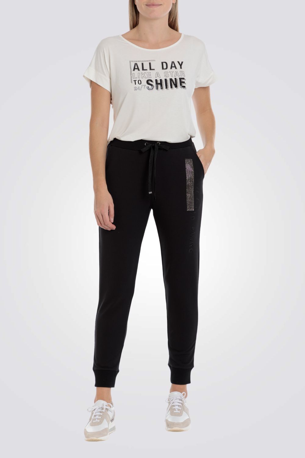 חולצת טי עם שרוולים קצרים בצבע לבן ושחור