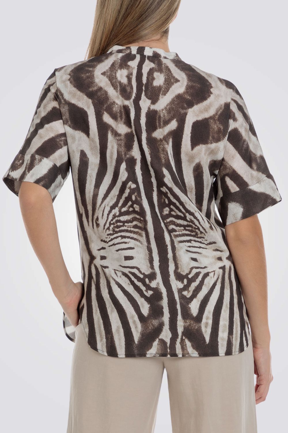 מכופתרת קצרה עם הדפס