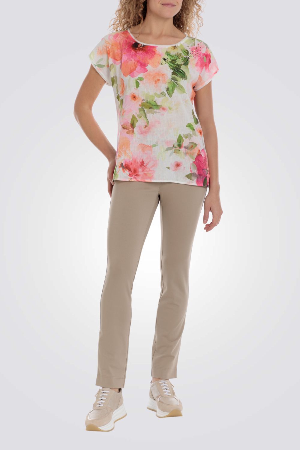 חולצה עם הדפס פרחוני בצבע לבן