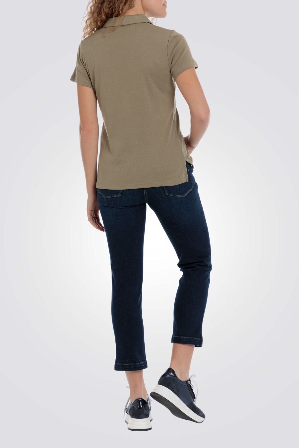 חולצת פולו עם זהב בצווארון