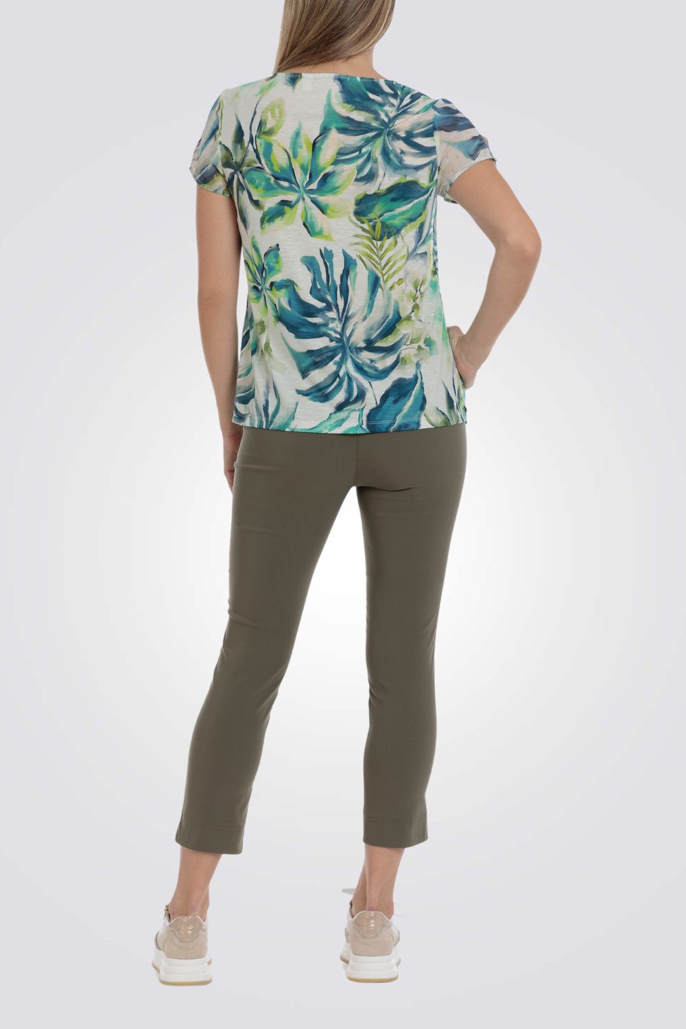 חולצה עם הדפס עלים