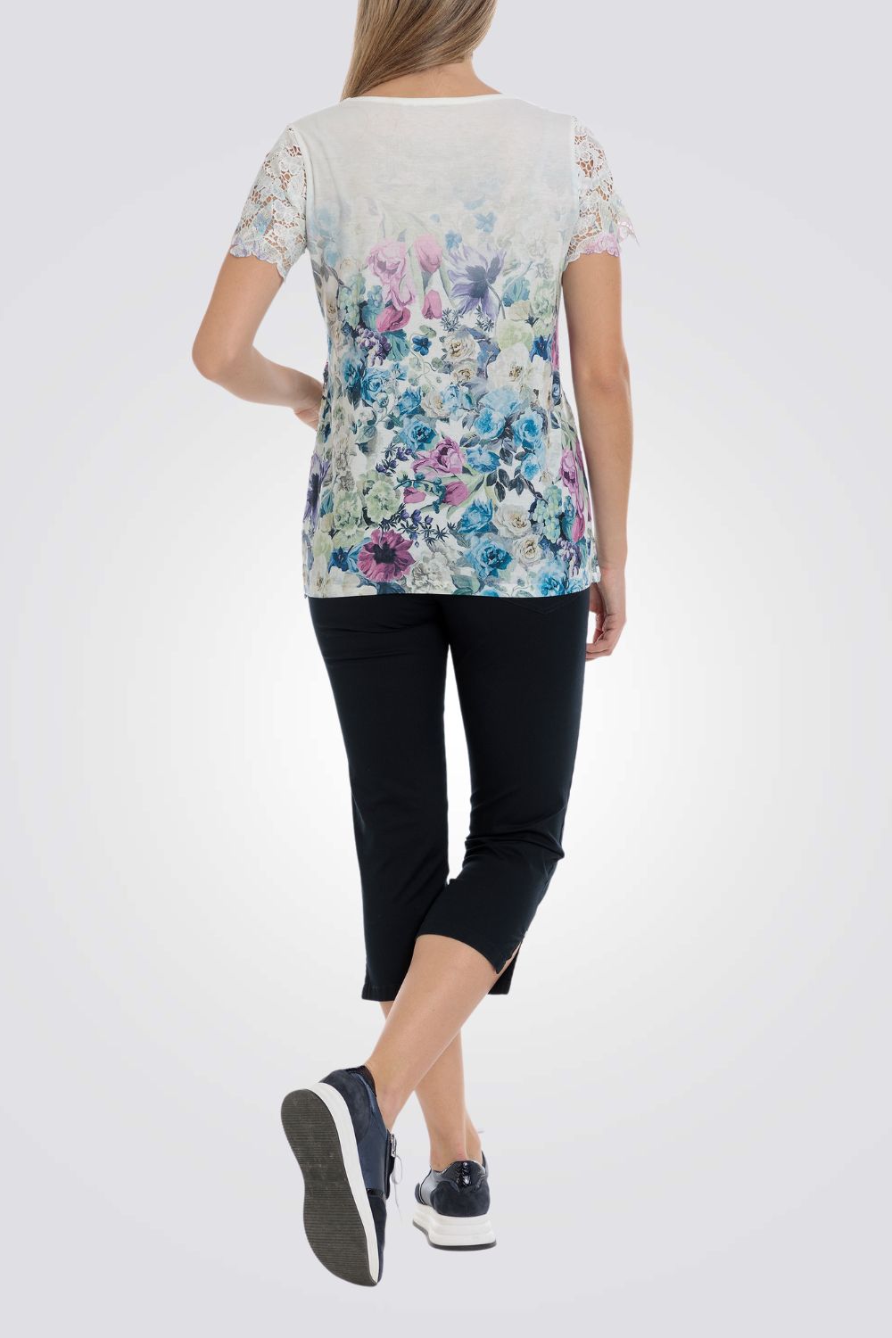 חולצה סרוגה תחרה בצבע לבן