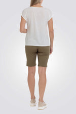 טישירט עם הדפס עלים בצבע ירוק