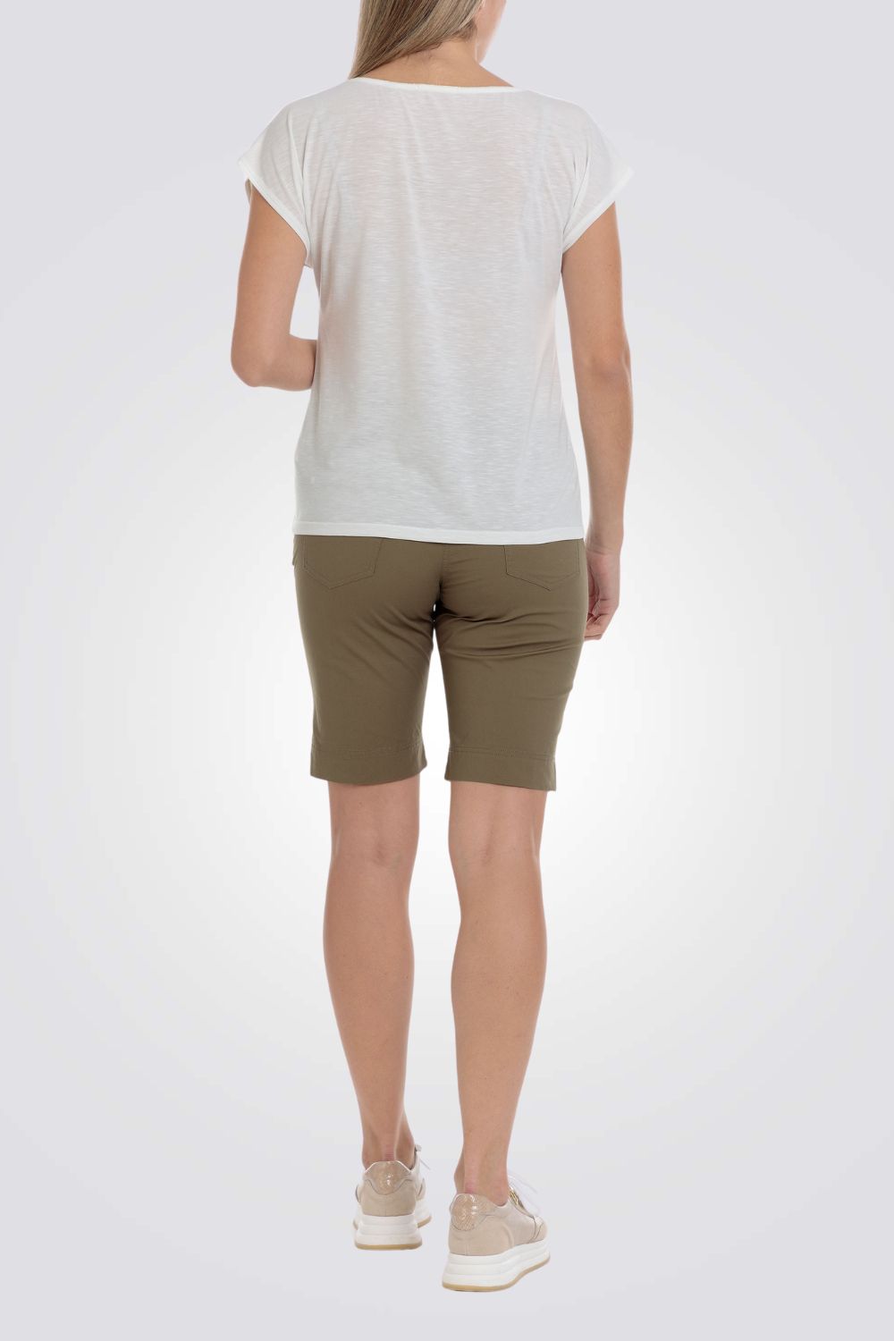 טישירט עם הדפס עלים בצבע ירוק