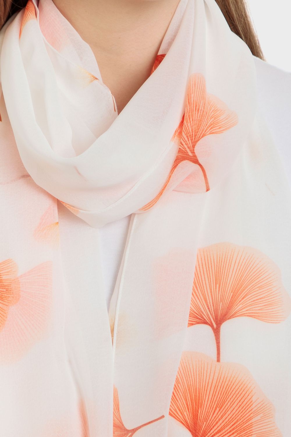 צעיף פרחוני בצבע לבן