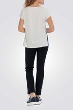 טישירט עם הדפס אבסטרקטי בצבע כחול