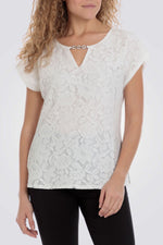 חולצה תחרה בצבע לבן