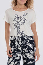 טישירט עם הדפס בצבע לבן