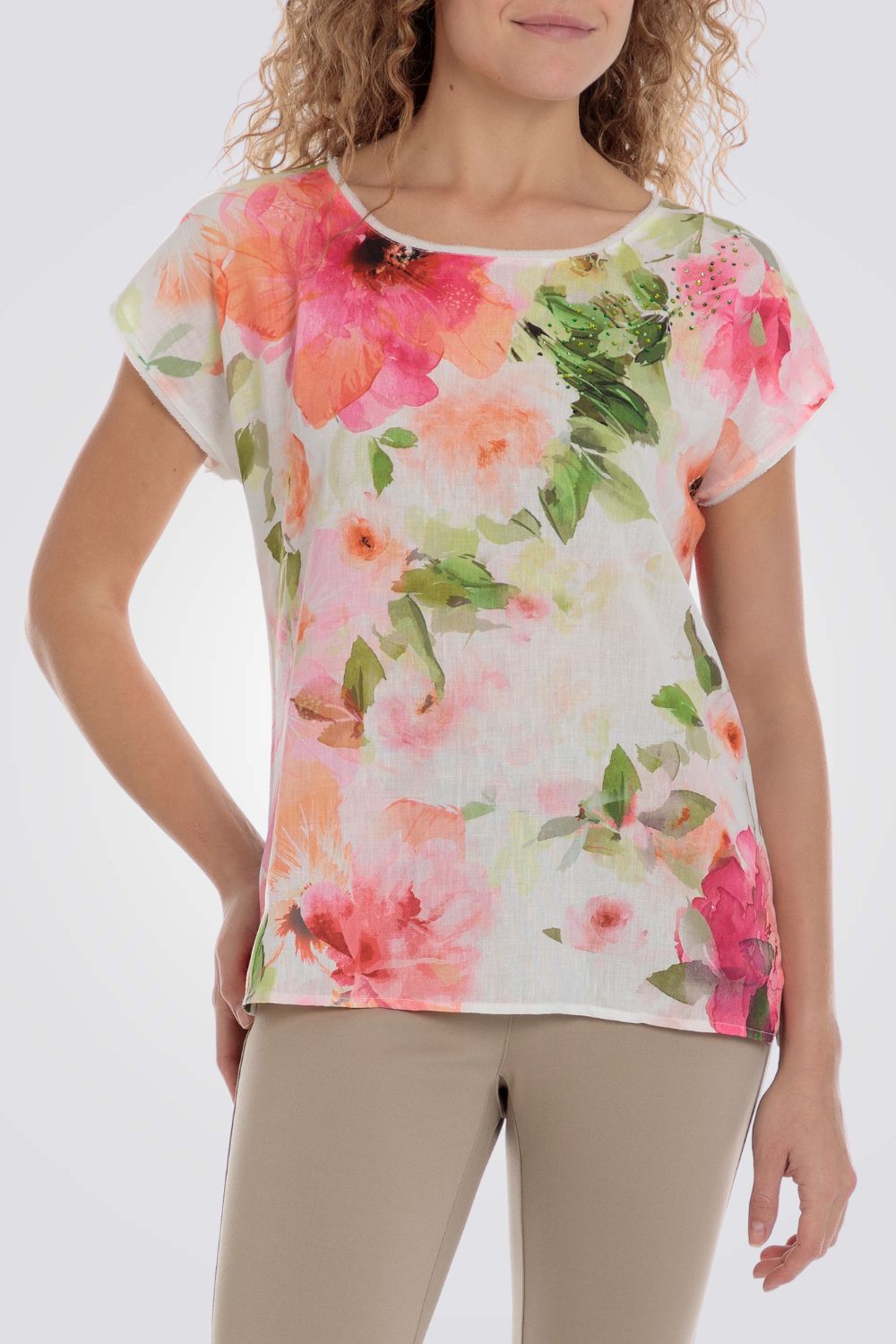 חולצה עם הדפס פרחוני בצבע לבן