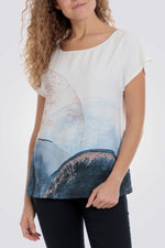 טישירט עם הדפס אבסטרקטי בצבע כחול