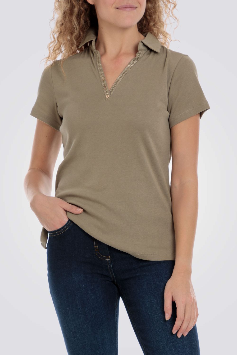 חולצת פולו עם זהב בצווארון