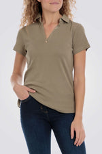 חולצת פולו עם זהב בצווארון
