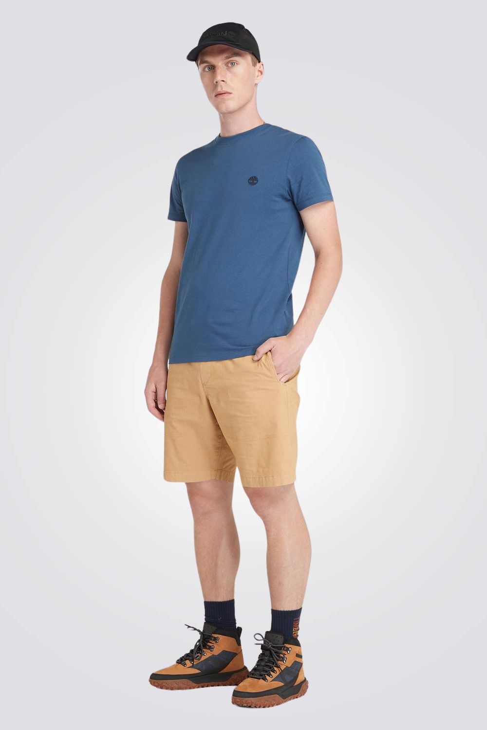 טישירט בצבע כחול כהה