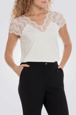חולצה עם תחרה בצבע לבן