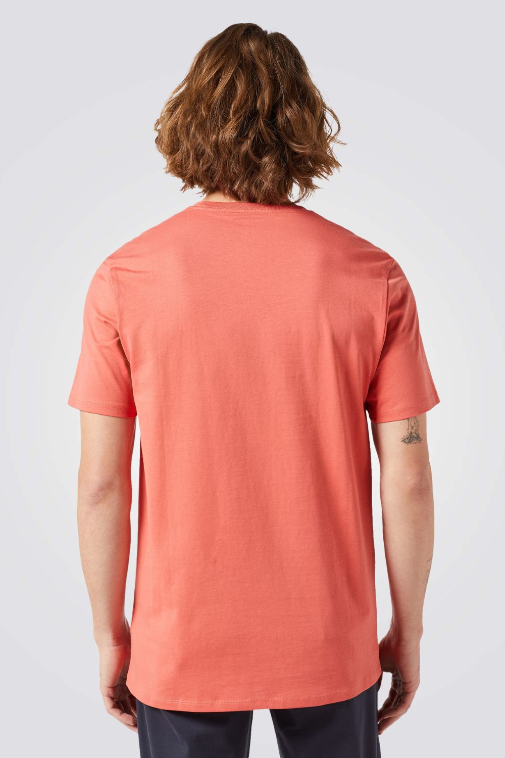 טישירט בצבע כתום