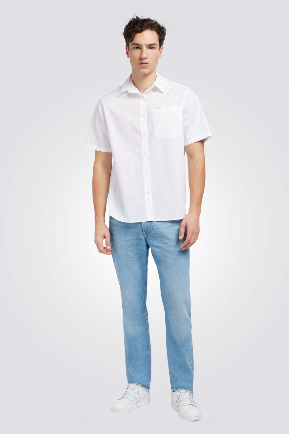 חולצה מכופתרת בצבע לבן