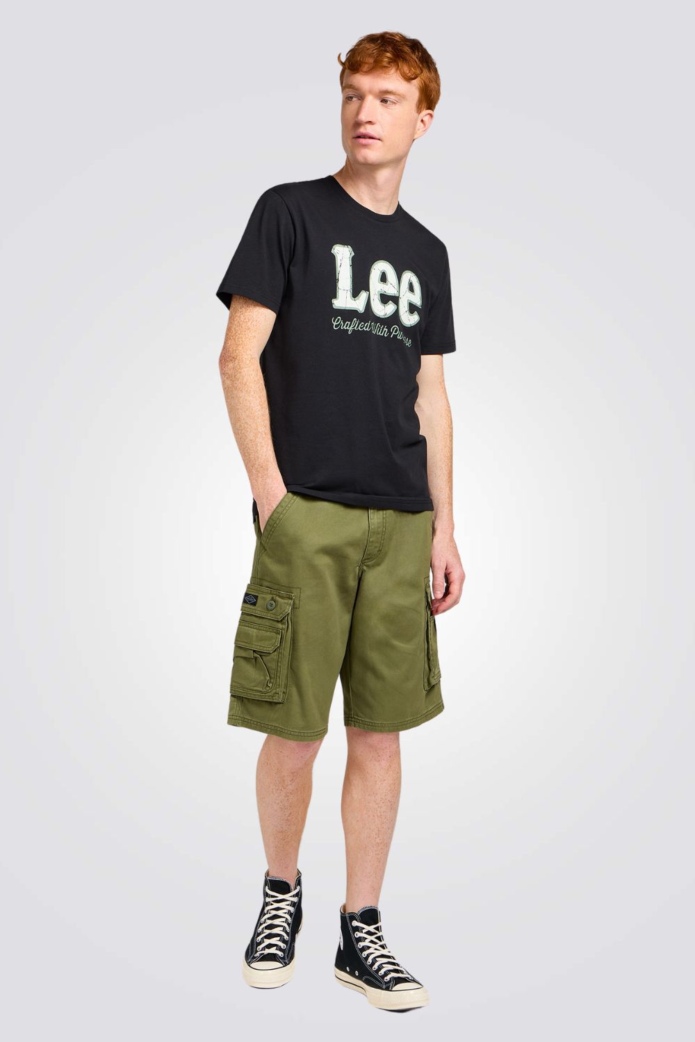 טישירט בצבע שחור עם לוגו 