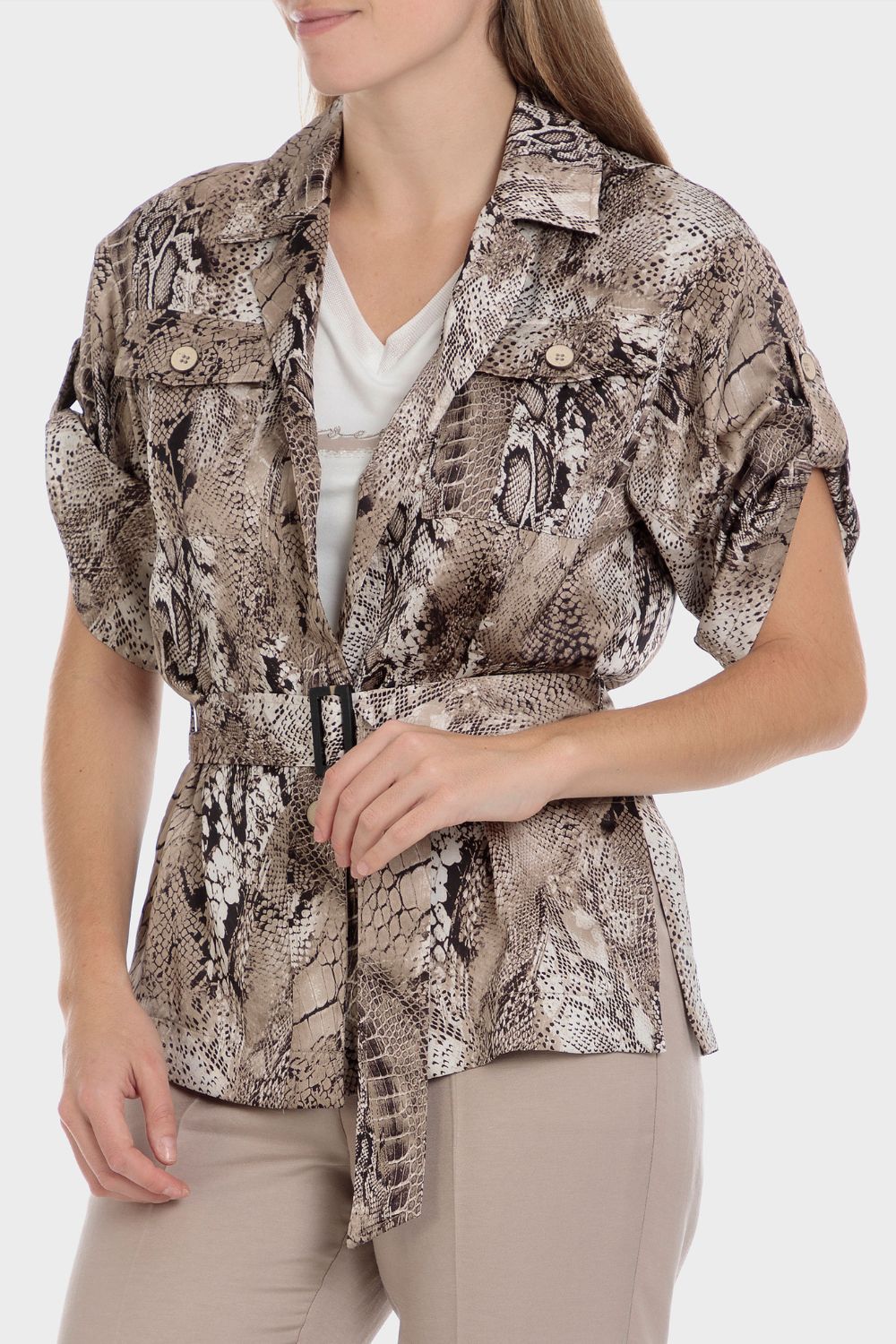 חולצה עם הדפס מנומר וחגורה