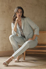 מכנסיים מחוייטים בצבע ירוק בהיר