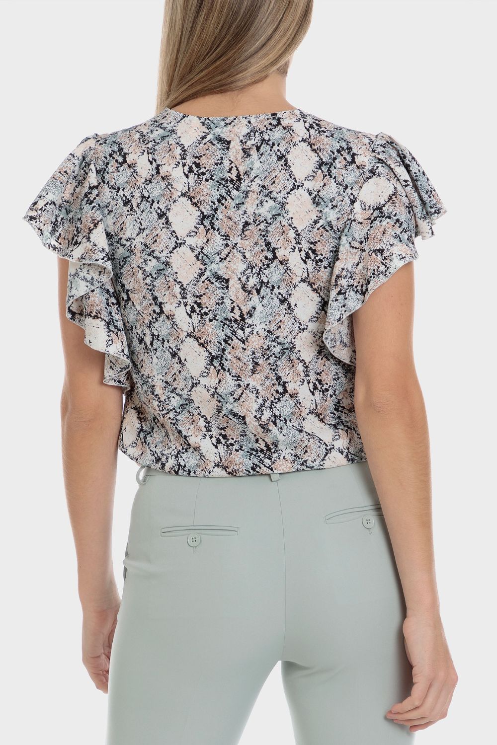 חולצה עם הדפס אבסטרקטי