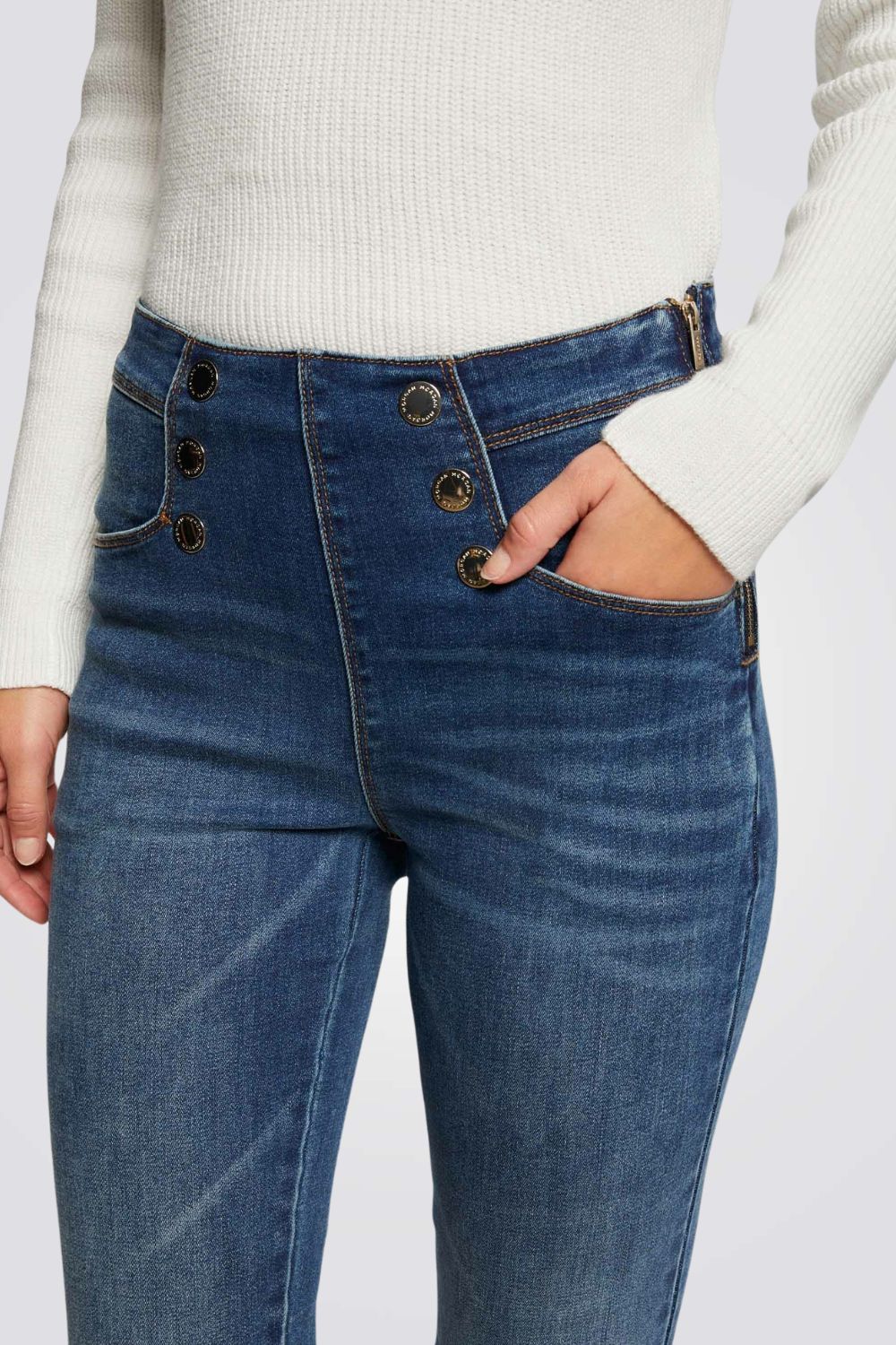 ג'ינס סקיני עם כפתורים בצבע כחול כהה