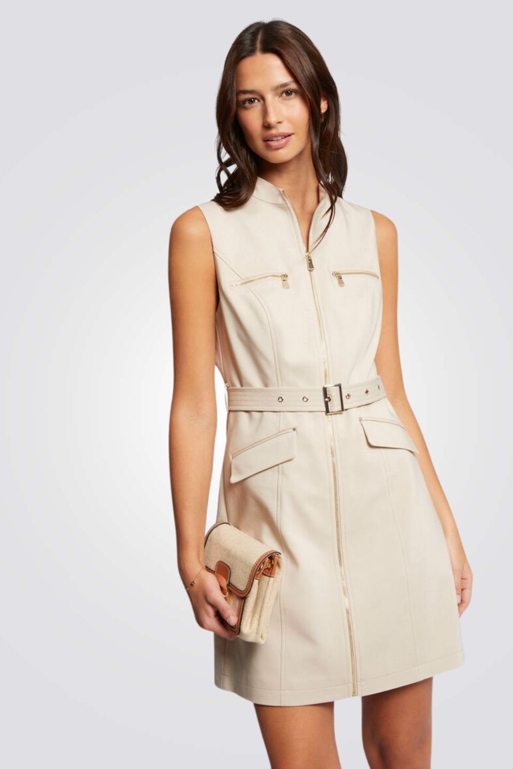 שמלה מיני עם חגורה בצבע בז'