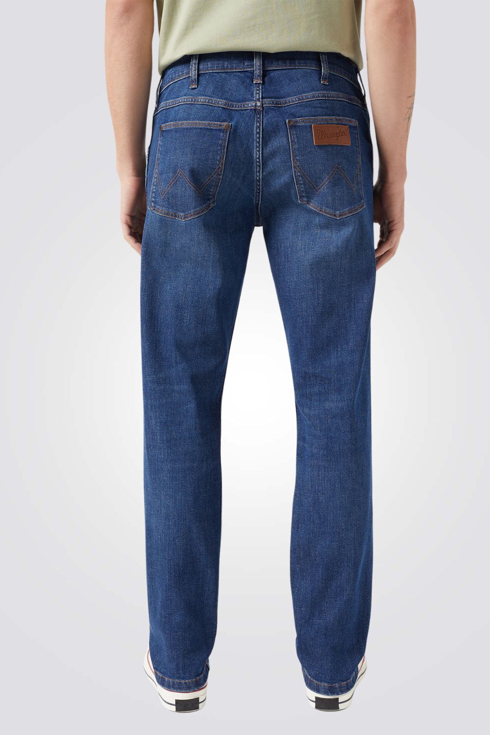 ג'ינס בצבע כחול 