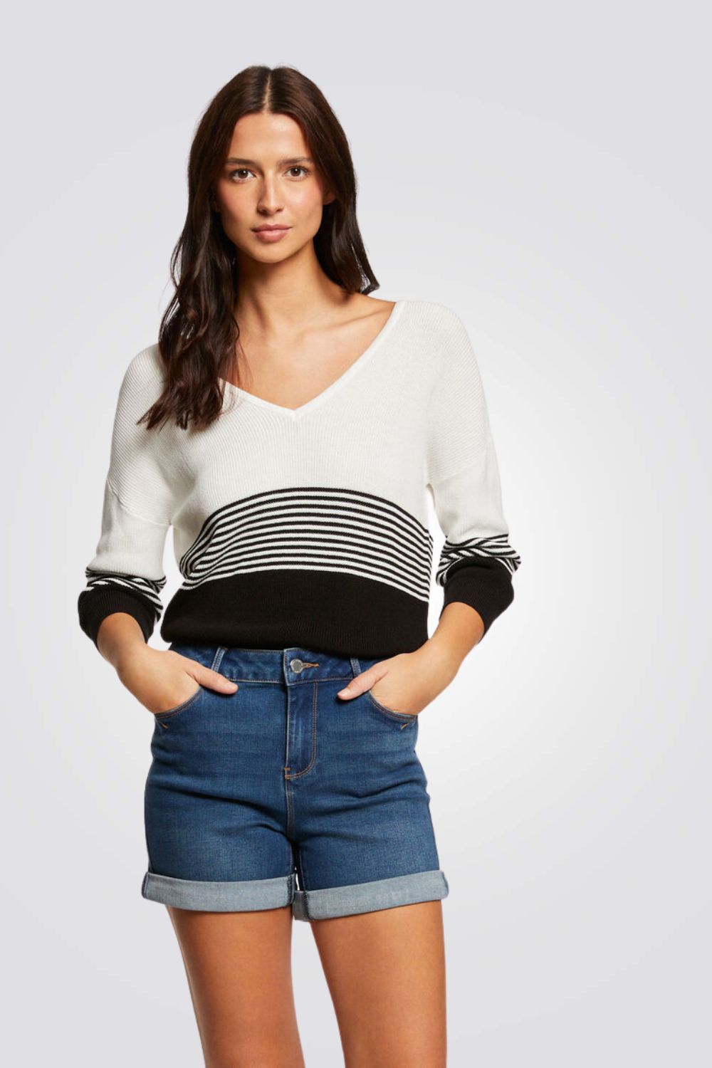 מכנסי ג'ינס קצרים בצבע כחול כהה