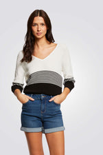 מכנסי ג'ינס קצרים בצבע כחול כהה