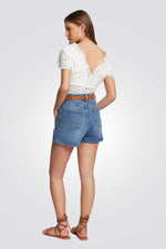 חולצה תחרה וי בצבע לבן