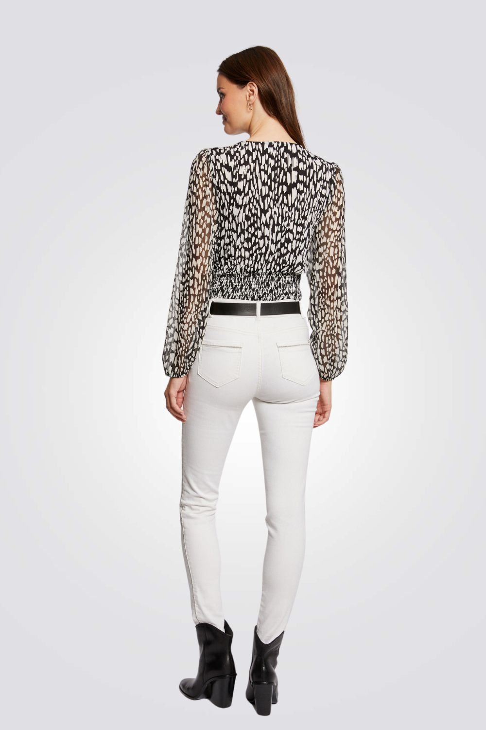 חולצה עם הדפס אבסטרקטי בצבע שחור לבן