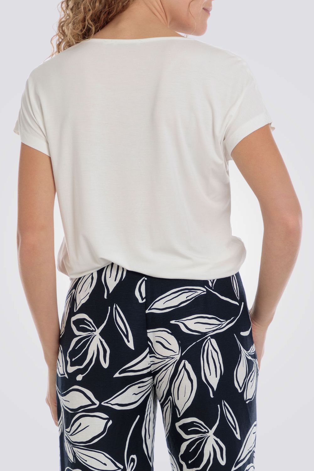 טישירט עם הדפס בצבע לבן